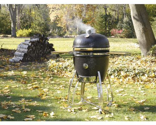 Keramikgrill auf einem Rasen mit Herbstlaub