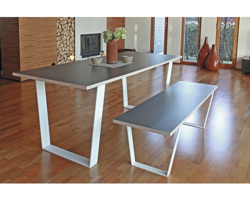 Esstisch mit Bank und weissem Metallgestell im Esszimmer