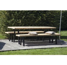 Groupe de table de jardin avec table et bancs en bois sur une terrasse