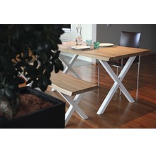 Table de salle à manger avec plateau en bois et pieds blancs en forme de X, ainsi qu''un banc assorti