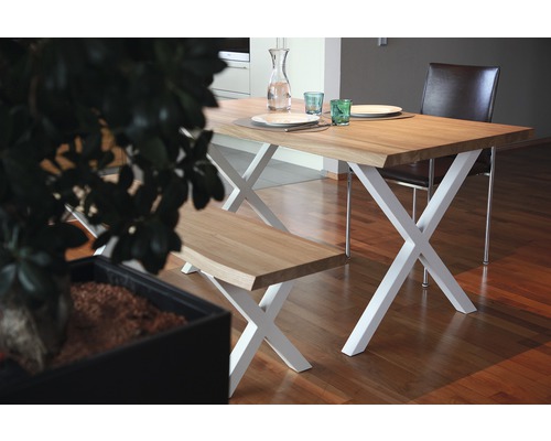 Table de salle à manger avec plateau en bois et pieds blancs en forme de X, ainsi qu''un banc assorti