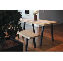 Table de salle à manger avec banc et pieds en métal dans la salle à manger