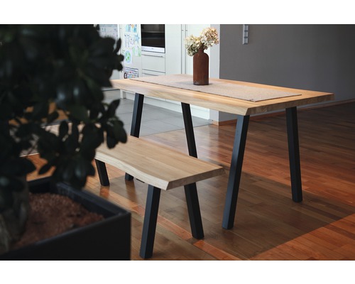 Table de salle à manger avec banc et pieds en métal dans la salle à manger