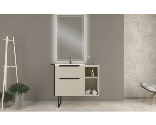 Badezimmer mit Waschtischunterschrank, Spiegel mit Beleuchtung und Handtuchständer