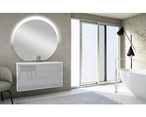 Salle de bain avec meuble sous-vasque, vasque à poser, miroir rond avec éclairage et baignoire