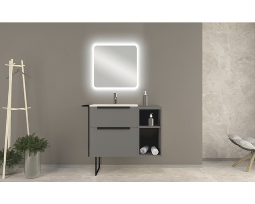 Salle de bains moderne avec meuble sous-lavabo, vasque à poser, miroir éclairé et porte-serviettes.