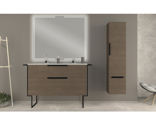 Salle de bain avec meuble sous-vasque, miroir avec éclairage et armoire haute