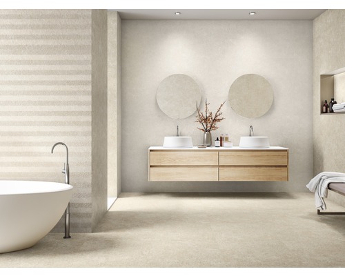 Salle de bains avec baignoire, meuble-lavabo avec deux lavabos, miroirs ronds et carrelage beige