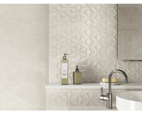 Salle de bains lumineuse avec carrelage mural imitation marbre et motif géométrique