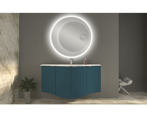 Modernes Badezimmer mit Waschbeckenunterschrank, Spiegel mit Beleuchtung und Dekorationen