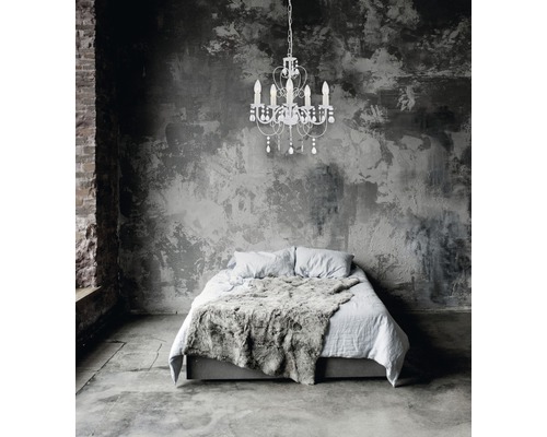 Schlafzimmer mit Bett, Teppich und weißem Kronleuchter für stimmungsvolle Beleuchtung