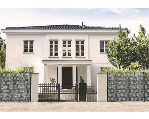 Maison individuelle avec clôture en gabion et portail métallique côté rue