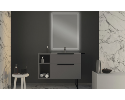 Modernes Badezimmer mit Waschtisch, Unterschrank und beleuchtetem Spiegel