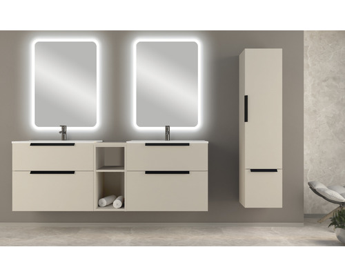 Badezimmer mit zwei Waschtischen, beleuchteten Spiegeln und Hochschrank für zusätzlichen Stauraum.