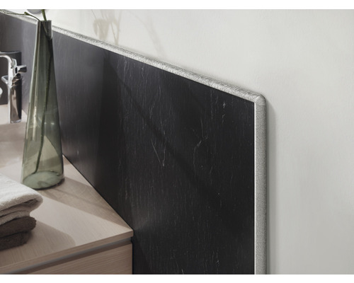 Panneau arrière de salle de bains avec aspect marbre foncé et bordure claire.