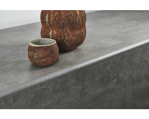 Vases décoratifs en céramique sur un plan de travail avec protection des bords