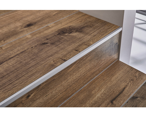 Marches d''escalier avec décor bois et profil de bordure d''escalier