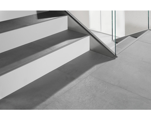 Detailansicht einer Treppe mit Fliesen und Glasgeländer