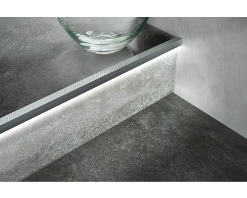 Escalier avec éclairage LED et objet en verre transparent