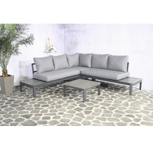 Graue Gartenlounge mit Ecksofa, Kissen und Tisch auf einer Terrasse.