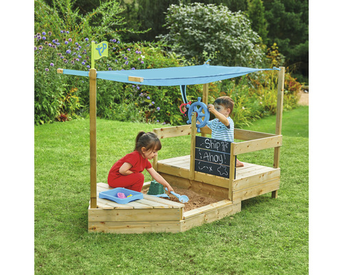 Bac à sable en bois en forme de bateau avec deux enfants, un voile d''ombrage et un volant
