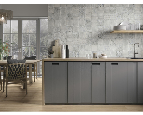 Scène de cuisine avec meuble bas gris, évier, robinetterie et carreaux muraux à motifs