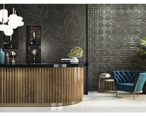 Intérieur avec carrelage mural imitation marbre, comptoir en bois et fauteuil bleu