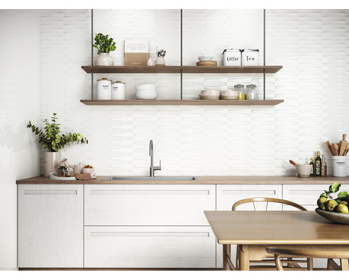 Cuisine lumineuse avec carrelage blanc, étagères en bois et table en bois