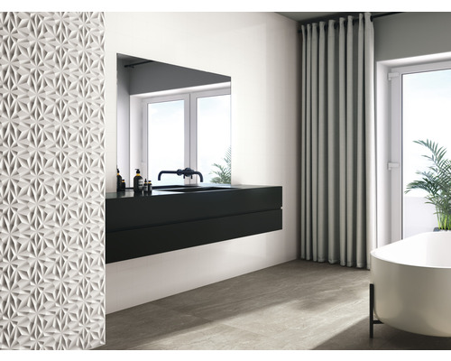 Salle de bains moderne avec lavabo, miroir, baignoire, rideaux et carreaux muraux au design tridimensionnel.