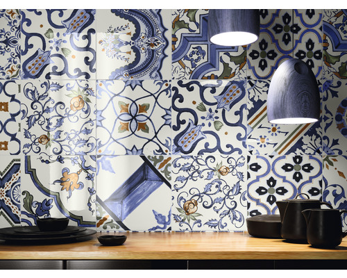 Décoration murale avec des carreaux à l''aspect patchwork et des motifs floraux au-dessus d''un plan de travail