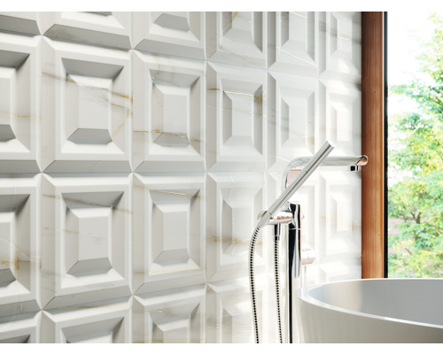 Badezimmer mit Wandfliesen in Rechteck-Optik und Armatur