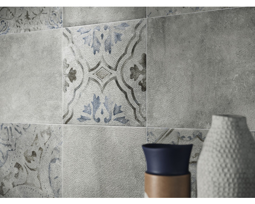 Carreaux muraux avec différents motifs posés