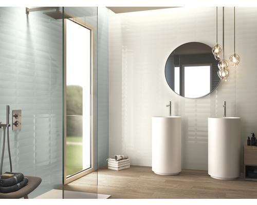 Badezimmer mit Dusche, Waschbecken, Spiegel und Fliesen