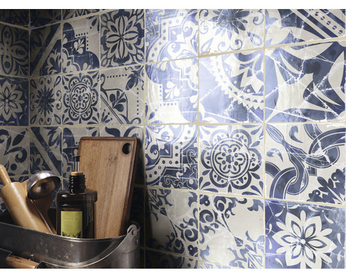 Wandfliesen mit floralen und geometrischen Mustern in einem Küchenbereich