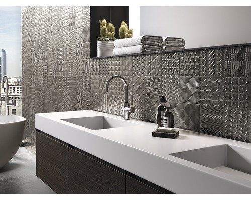 Badezimmer mit Waschbecken, Armatur und Mosaikfliesen