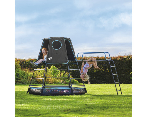 Aire de jeux avec structure d''escalade, tente et deux enfants jouant dans le jardin.
