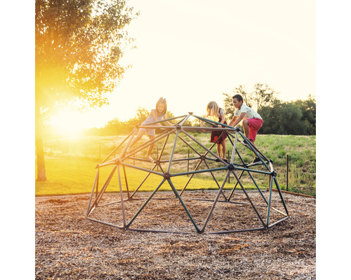 Des enfants jouent sur une structure d''escalade dans une aire de jeux