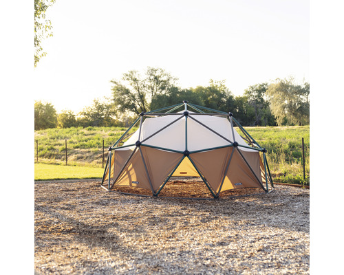 Aire de jeux à dôme géodésique avec textiles marron et blanc et cadre vert foncé sur une aire de jeux