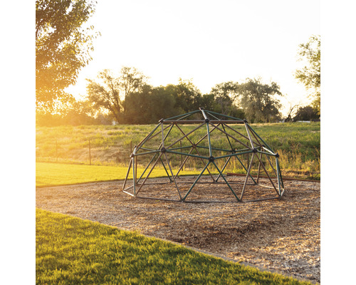 Dôme d''escalade en métal sur une aire de jeux