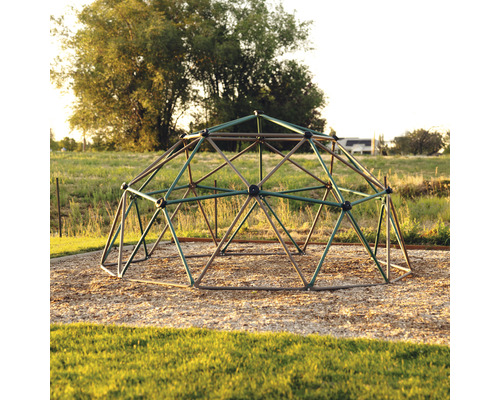 Dôme géodésique comme structure d''escalade dans une aire de jeux