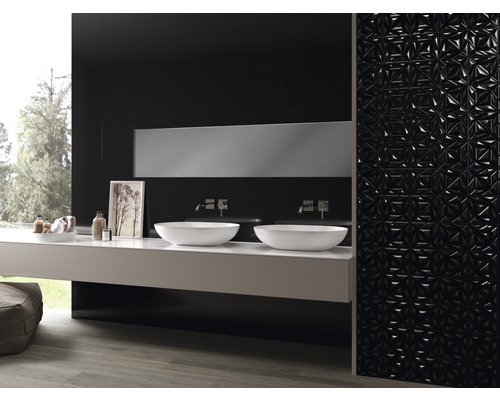 Salle de bains lumineuse avec double vasque, miroir et carreaux muraux à motifs géométriques