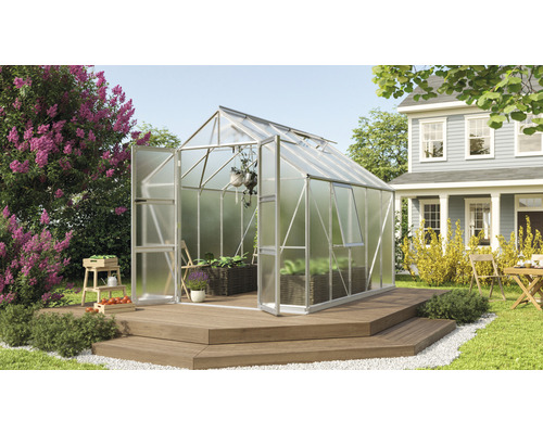 Gewächshaus Vitavia Olymp 8300 Hohlkammerplatten 4 mm 257 x 324 cm silber Gewächshaus mit geöffneter Tür auf einer Holzterrasse im Garten