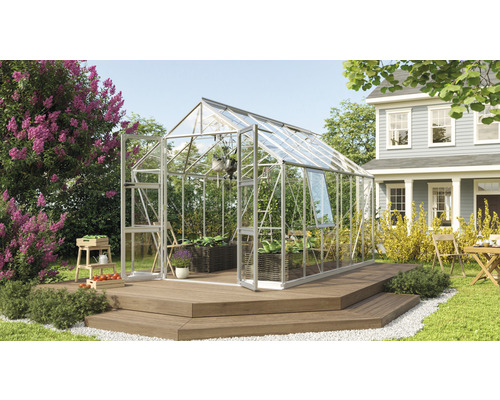 Serre avec plantes et accessoires de jardin sur une terrasse