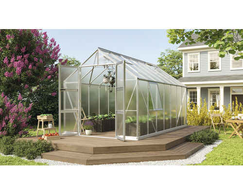 Gewächshaus Vitavia Olymp 11500 Hohlkammerplatten 4 mm 257 x 448 cm silber Gewächshaus mit offener Tür auf einer Holzterrasse in einem Garten.