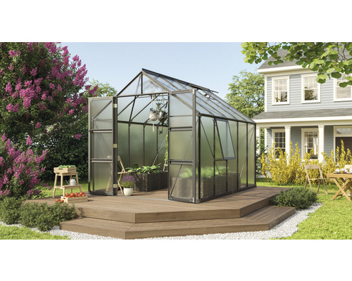 Gewächshaus Vitavia Olymp 8300 Hohlkammerplatten 4 mm 257 x 324 cm schwarz Gewächshaus im Garten mit Pflanzen und Gartenmöbeln auf Holzterrasse