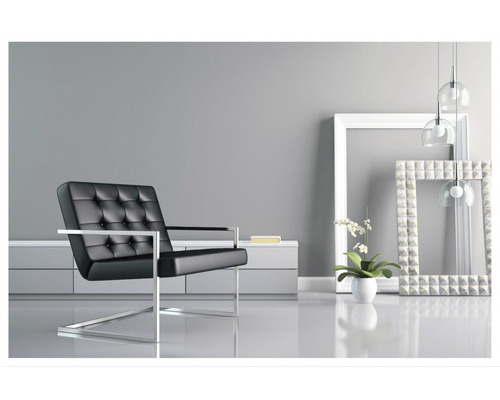 Wohnzimmer mit Sessel, Bilderrahmen und Beleuchtung