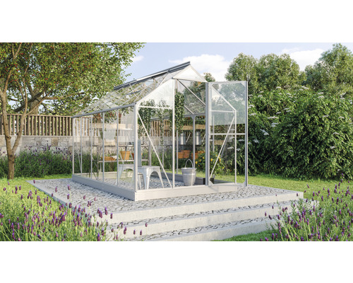 Serre de jardin avec étagères et accessoires de jardinage.