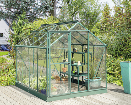 Gewächshaus mit Regalen im Garten