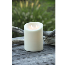 Bougie LED décorative avec trois flammes sur un support en bois