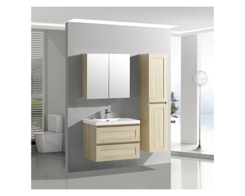 Badezimmer mit Waschtisch, Spiegelschrank und Hochschrank in Holzoptik.